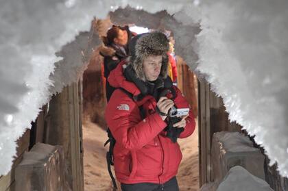 Un guía turístico dirige una exploración a través de una carpa que se congeló en Oimiakón, una aldea rusa conocida como el lugar más frío sobre la superficie de la Tierra