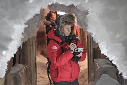 Un guía turís­tico dirig­e una explo­ració­n a travé­s de una carpa que se conge­ló en Oimia­kón, una aldea rusa conoc­ida como el lugar más frío sobre la super­ficie de la Tierr­a
