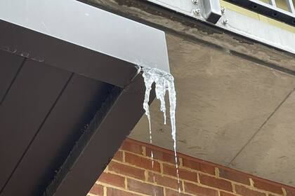 Un habitante de Tallahassee compartió la imagen de la formación de hielo en un edificio de la ciudad