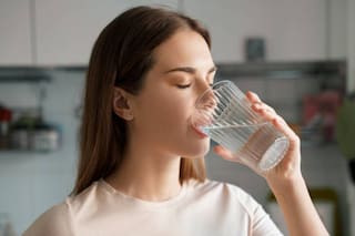 Una nutricionista aseguró que está contraindicado tomar un vaso de agua antes de irse a dormir