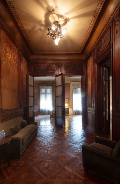 Un hall de distribución en el primer piso de la mansión Oneto Gaona, fantástico, reflejo de una época dorada