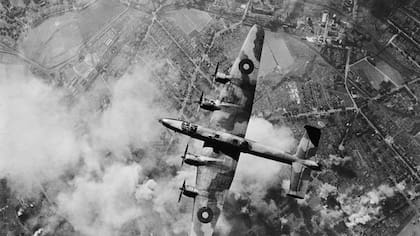 Un Handley Page Halifax vuela sobre el objetivo entre nubes de humo durante una incursión diurna sobre una refinería de petróleo en el Ruhr