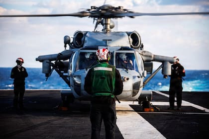 Un helicóptero a bordo del USS Gerald Ford