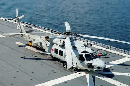 Un helicóptero antisubmarinos SH-60K en la plataforma de despegue de un buque de la Fuerza Marítima de Autodefensa de Japón, el mismo modelo de aeronave que se estrelló el sábado