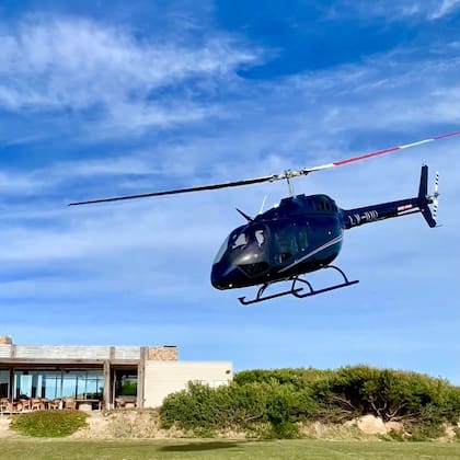 Un helicóptero aterriza sobre un jardín de Bahía de los Moros (foto: Facebook de Bahía de los Moros)