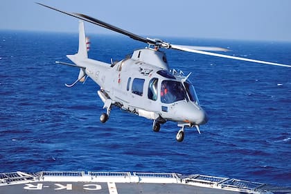 El Gobierno acelera la compra de cuatro helicópteros italianos para la Armada