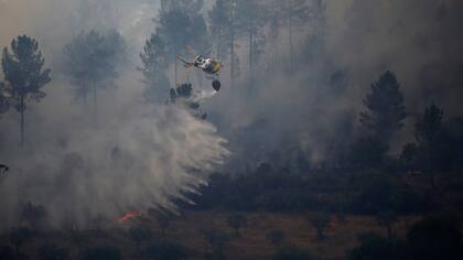 Un helicóptero de bomberos tira agua para extinguir un incendio forestal en Vila Velha de Rodao, cerca de Castelo Branco, Portugal.
