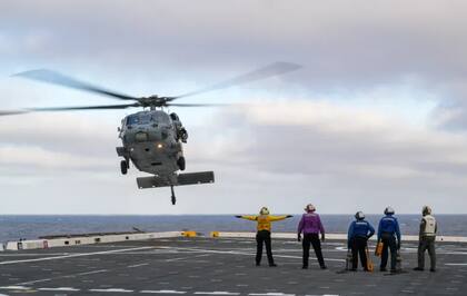 Un helicóptero de la Armada de EE.UU. frente a la costa de California durante los preparativos para el regreso de Orion