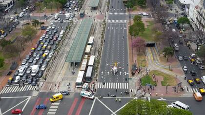 Un helicoptero del SAME bajó en plena 9 de Julio para asistir a los heridos del choque entre dos colectivos de las líneas 10 y 17