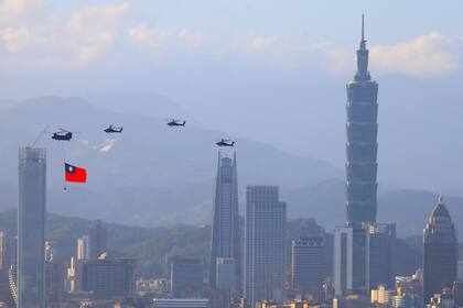 Un helicóptero despliega una bandera de Taiwán cerca del emblemático edificio Taipei 101. Daniel Ceng Shou-Yi/ZUMA Press Wire/dpa