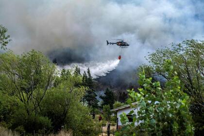 Un helicóptero forma parte del operativo para extinguir los incendios