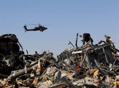 Un helicóptero militar egipcio sobrevuela los restos del avión ruso que cayó al norte de la península del Sinaí
