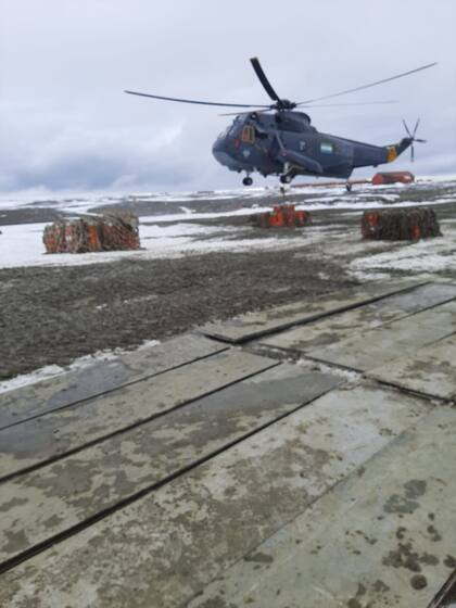 Un helicóptero militar trabaja en la evacuación de residuos históricos en la Antártida