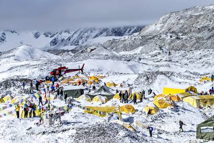 Un helicóptero realiza un rescate en el campo base sur, en Nepal