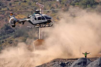 Un helicóptero transporta cajas con explosivos al sitio de rescate de Julen