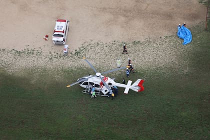 Un helicóptero traslada al exprimer ministro herido. ( The Yomiuri Shimbun via AP Images )