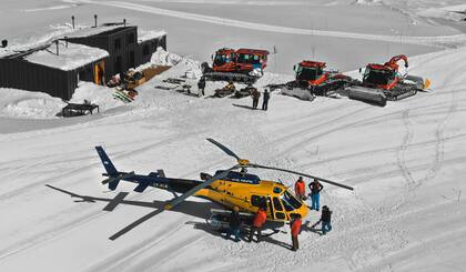 Un helicóptero y tres máquinas para pisar nieve van a operar esta temporada en El Azufre.