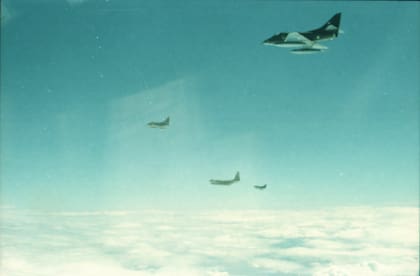 Un Hércules KC-130 de la Fuerza Aérea Argentina, junto a tres aeronaves A4-AR Skyhawk, en maniobras de reabastecimiento