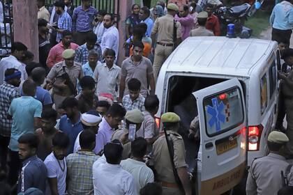 Un herido llega en ambulancia al hospital de Sikandrarao, en el distrito de Hathras, a unos 350 kilómetros al suroeste de Lucknow, India, el martes 2 de julio de 2024.