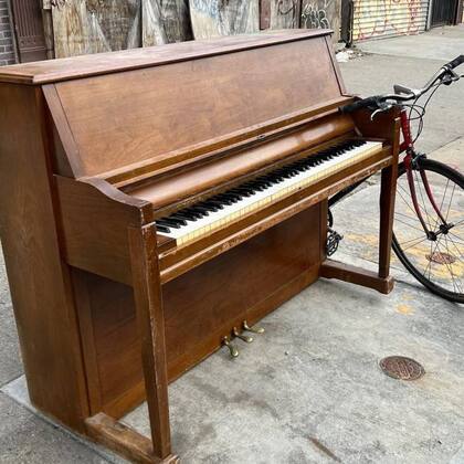 Un hermoso piano yace en una vereda de Brooklyn
