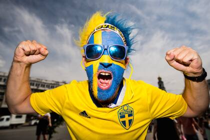 Un hincha de Suecia festeja por antcipado