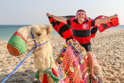 Un hincha brasileño montado en un camello, en la playa de Doha (Qatar), donde hoy se disputará la final del Mundial de Clubes.