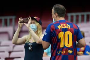 Un hincha de Barcelona viste la camiseta blaugrana con la 10 de Messi; parece mentira que eso ya sea parte del pasado reciente del club