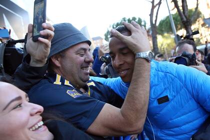 Un hincha de Boca abraza a Sebastián Villa, en la puerta del hotel donde se aloja Boca en Madrid.