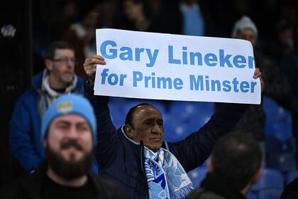 Un hincha de Manchester City se manifiesta este sábado en apoyo a Lineker, proponiéndolo para "primer ministro".