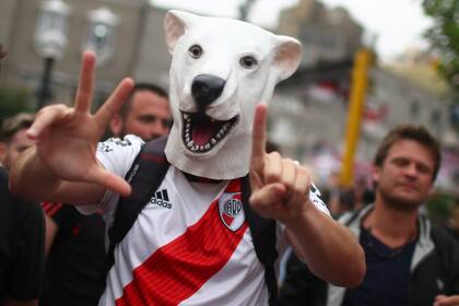 Un hincha de River camina por las calles de Lima con un disfraz de oso, popularizado a partir del apodo de Lucas Pratto