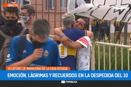 Un hincha de River y otro de Boca, en un abrazo