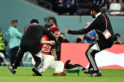 Un hincha invadió el campo de juego con una bandera palestina en el partido entre Túnez y Francia