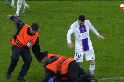 Messi se sobresaltó cuando los guardias se seguridad detuvieron a un hincha que había entrado para saludarlo.