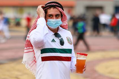 Un hincha mexicano disfruta de una michelada antes del partido clasificatorio para el Mundial disputado entre México y Estados Unidos; en Qatar, esa imagen solo será posible en el Fan Fest de Doha