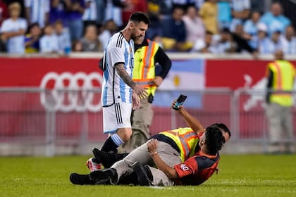 Un hincha saltó al campo de juego a saludar a Messi. No logró su objetivo, pero sacó una foto...