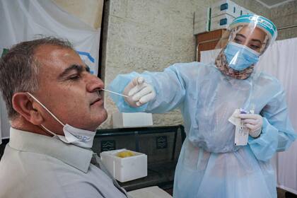Un hisopado en un centro de salud de Jerusalén Este