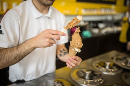 Un hit: el dulce de leche Podio, con dulce de leche al natural y cereales bañados en chocolate.