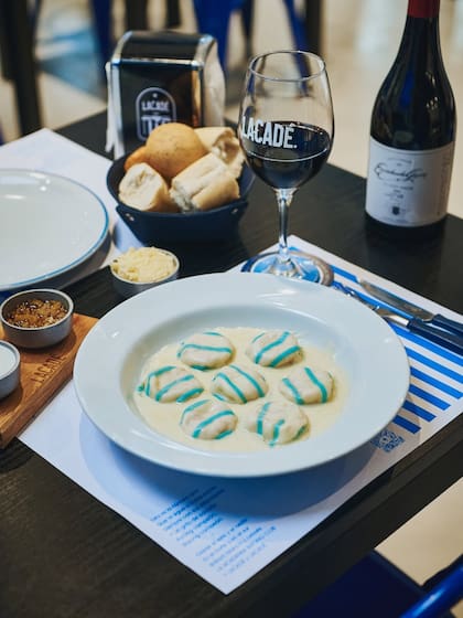 Un hit: los sorrentinos académicos de jamón y queso, que vienen en celeste y blanco