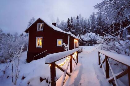 El hogar de Astrid y Alejandro en invierno: "Un hogar típico y sencillo, como muchas cosas en Suecia. Y aquí estamos, viviendo de filete porteño”.