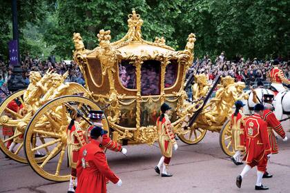 Un holograma de Isabel II “paseó” a bordo del Gold State Coach, el carruaje de oro, de 270 años, en el que viajó la Reina hacia la abadía de Westminster el día de su coronación, y que no se había visto en veinte años.
