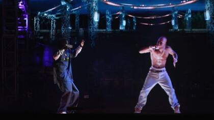 Un holograma del rapero Tupac Shakur (derecha) "actuó" con Snoop Dogg en 2012