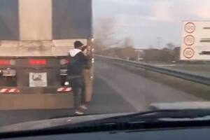El momento en que un hombre libera la carga de cereales de un camión en movimiento y luego escapa