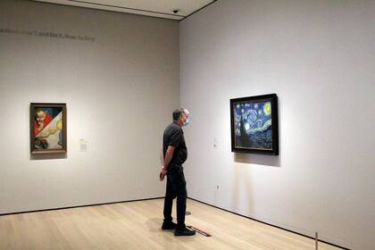 Un hombre admira "La noche estrellada", de Van Gogh