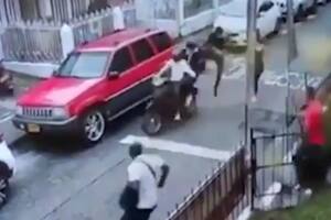 Video: un vecino detiene a dos ladrones con patadas voladoras