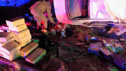 Un hombre alcoholizado contrabandeaba figuritas de Chile a Mendoza y volcó luego de eludir un control policial