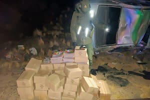 Manejaba borracho y llevaba un cargamento de figuritas del Mundial: evadió un retén, huyó y volcó