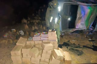 Manejaba borracho y llevaba un cargamento de figuritas del Mundial: evadió un retén, huyó y volcó