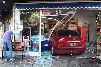 Un hombre alcoholizado se incrustó esta madrugada en un kiosco del barrio porteño de Almagro