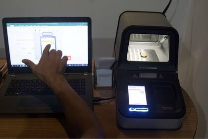 Un hombre analiza una pieza de oro en su taller en Puerto Ordaz, en Venezuela