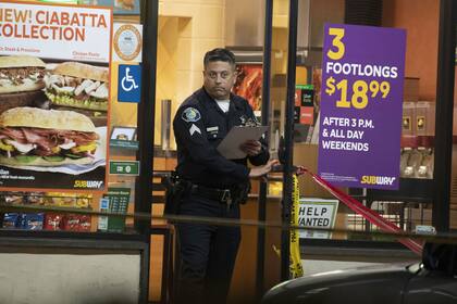 Los agentes supieron después que también un empleado de un restaurante Subway había muerto apuñalado durante un robo